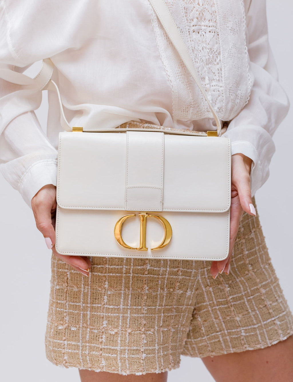 White Latte 30 Montaigne Shoulder Medium Bag DIOR – La Suite